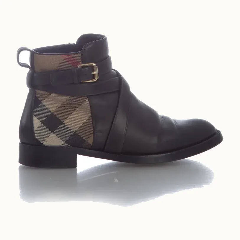 Zapatos Burberry, Talla 5