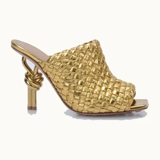 Sandalias Bottega Veneta Knot 90 Intrecciato Doradas, Talla 36