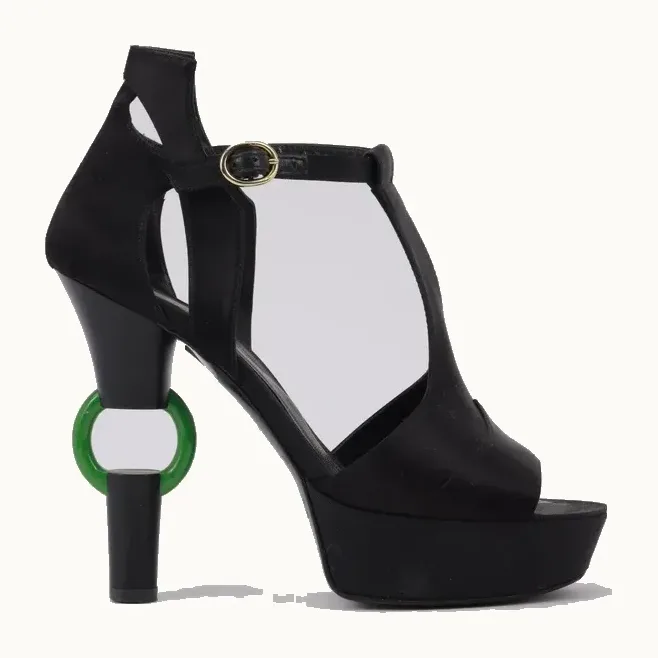 Zapatos Chanel Cut Out Satín Negros, Talla 39