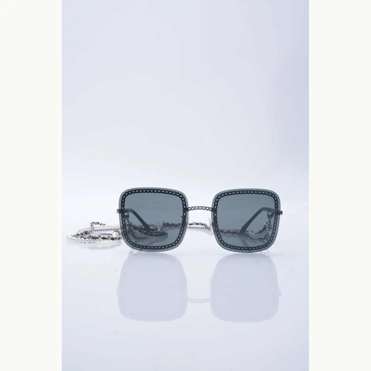 Chanel Chain Square Perla y negro