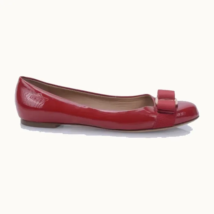 Flats Salvatore Ferragamo Varina Patent Rojos, Talla 35.5