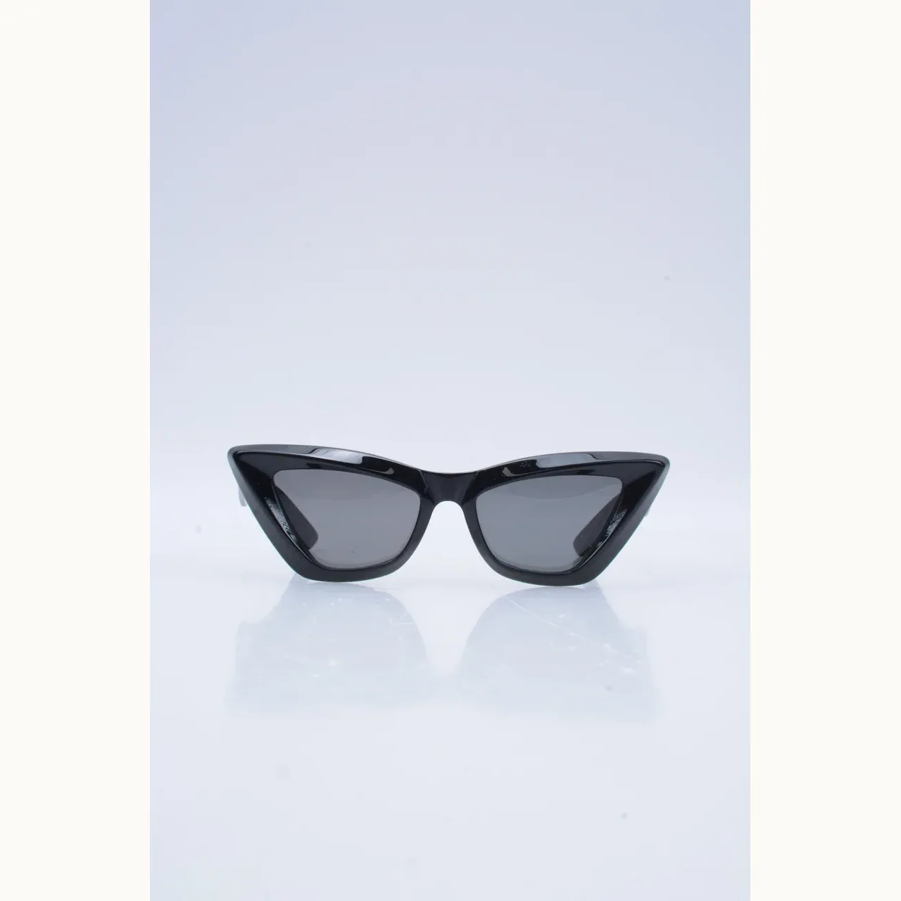 Lentes de Sol Bottega Veneta Cat Eye Negros