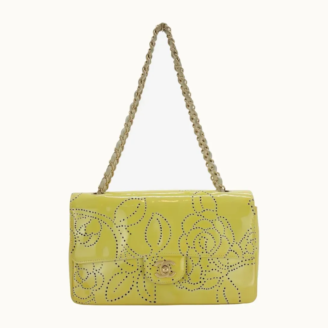 Bolso Flap Chanel Camellia Perforated Patent Leather