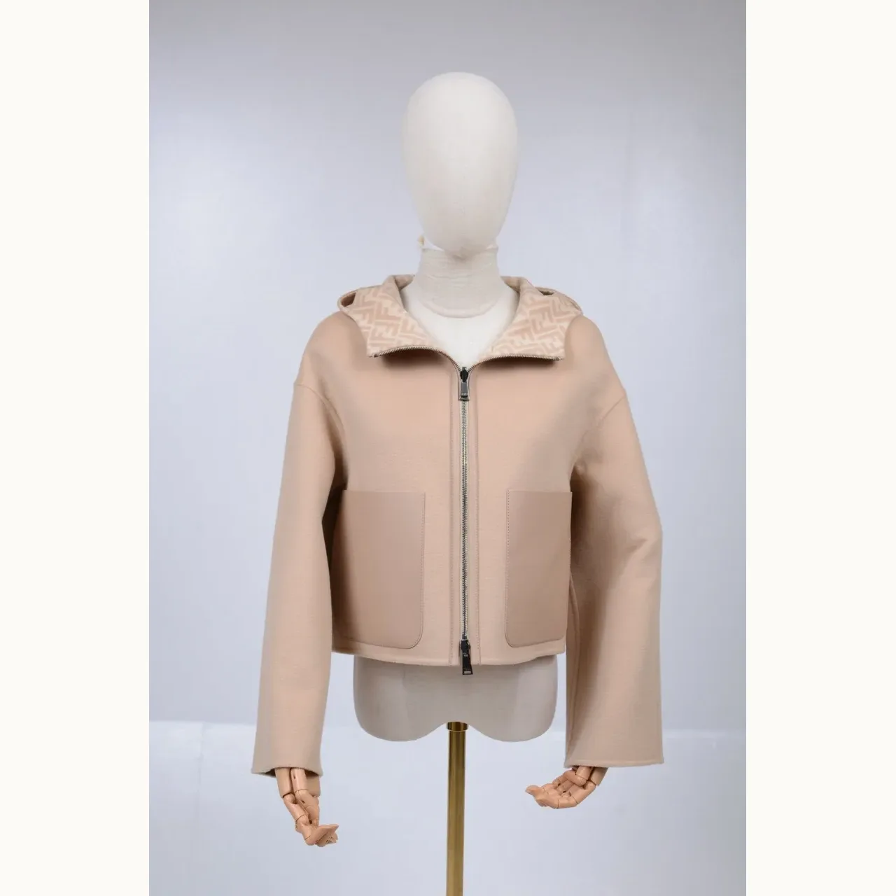 Abrigo Fendi Reversible Crop Wool Nude, Talla XS